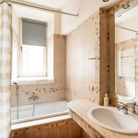 Single Room-just 4 Minutes From Main Market Square